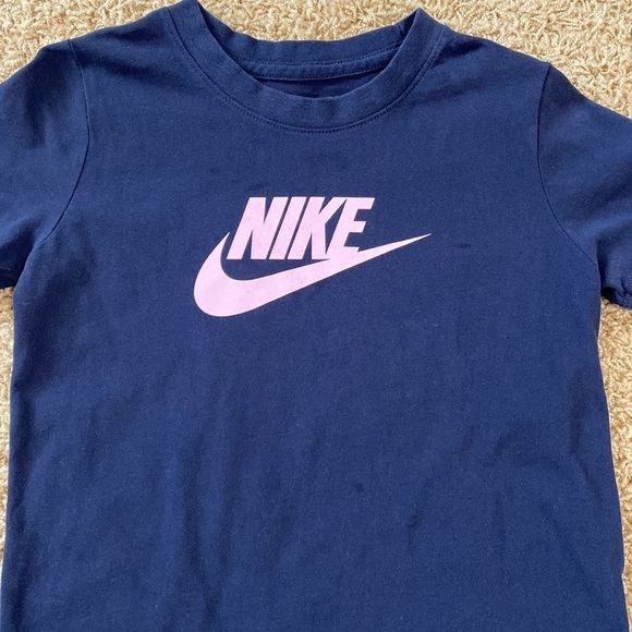 Nike | Navy Tee and Gray Shorts Set - Picture 4 of 10